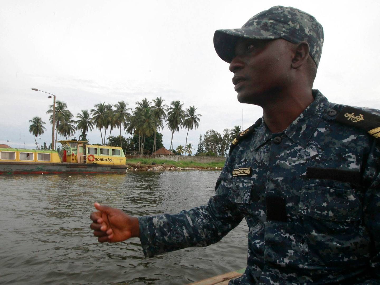 En soldat patruljerer nær havnen i Abidjan i Elfenbenskysten i Guinea-bugten. | Foto: Thierry Gouegnon/Reuters/Ritzau Scanpix