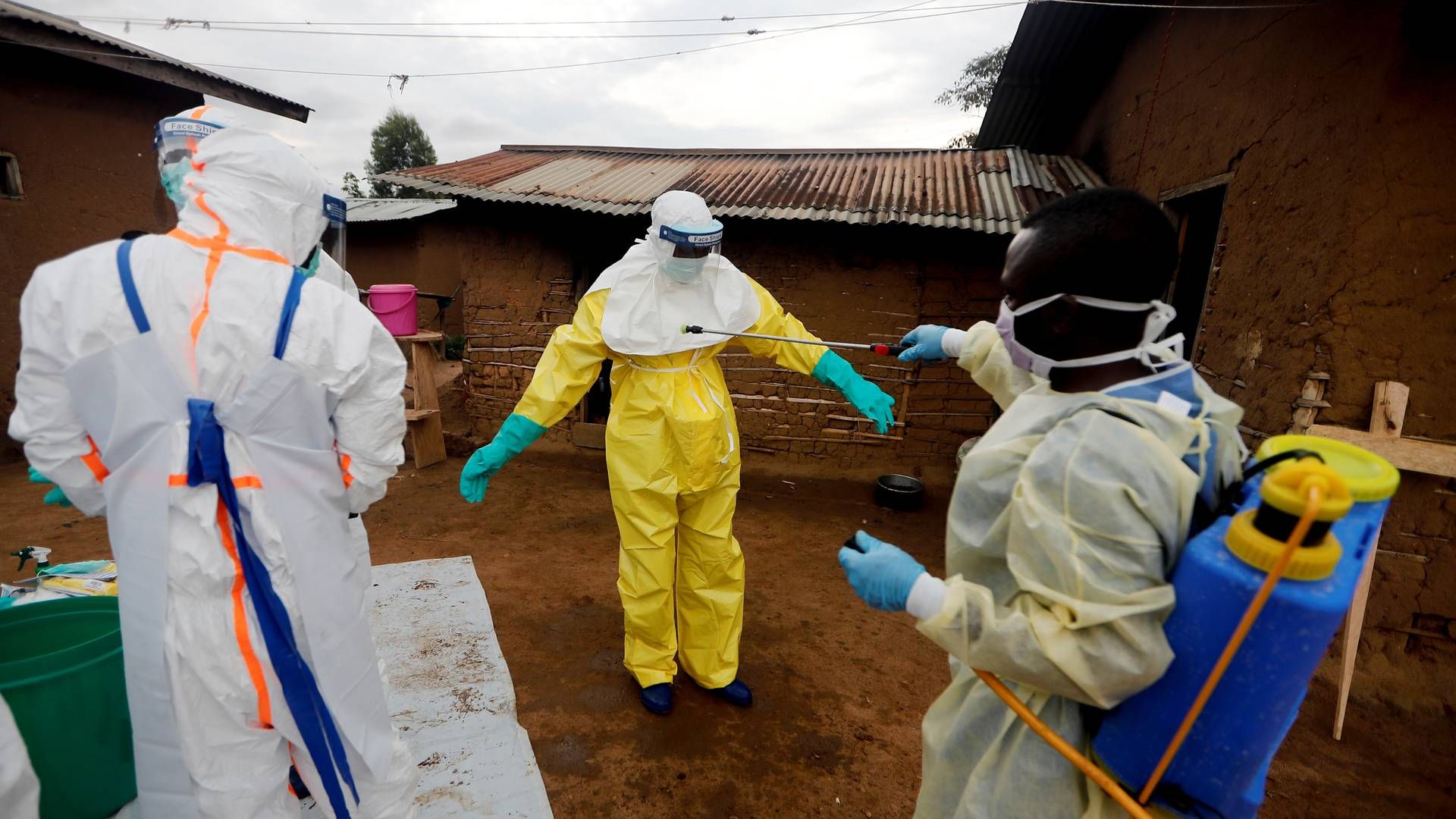 En sundhedsarbejder i DR Congo dekontaminerer en kollega, der har været i kontakt med en ebolasmittet person. | Foto: Zohra Bensemra / Reuters / Ritzau Scanpix