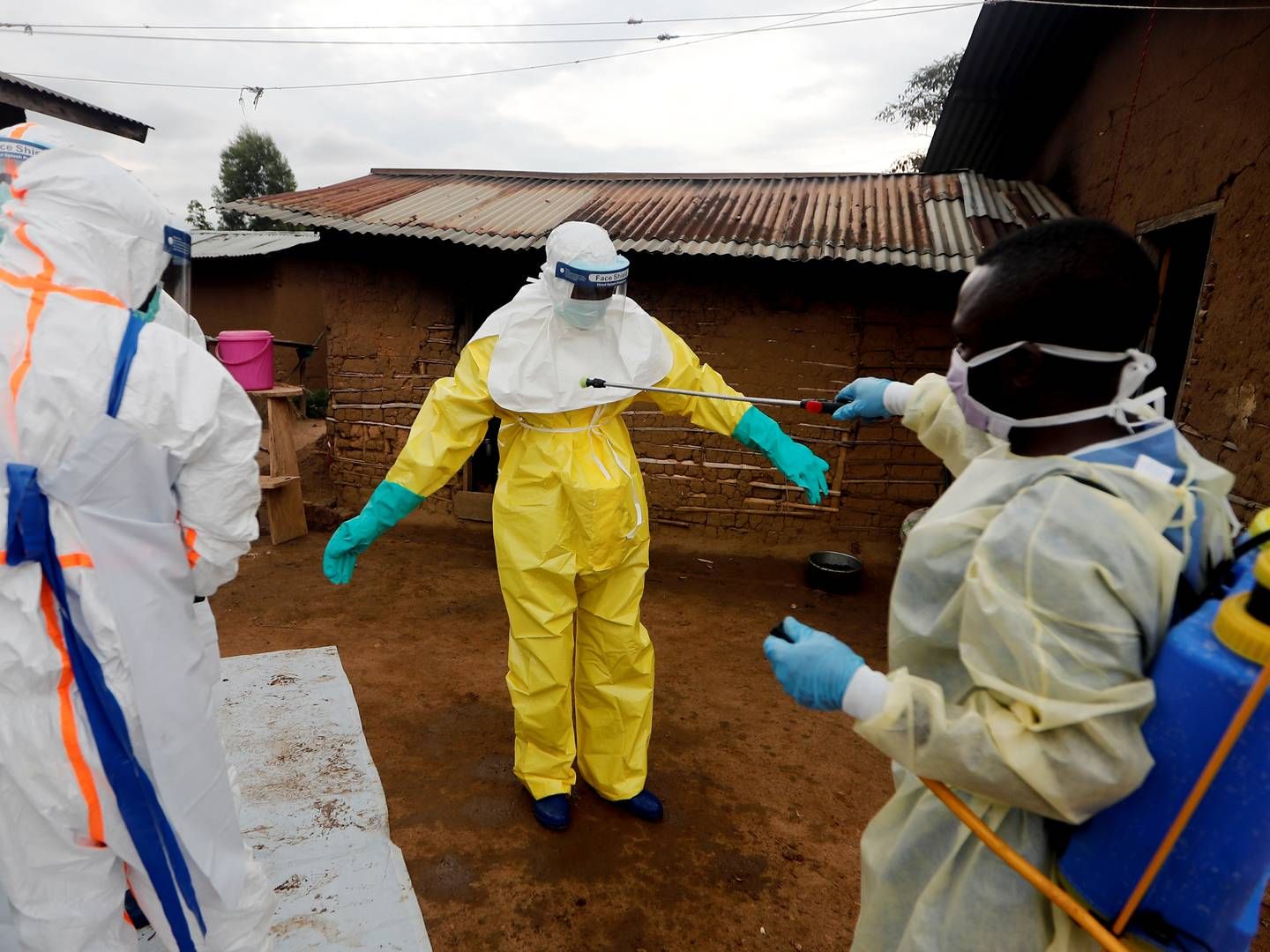 En sundhedsarbejder i DR Congo dekontaminerer en kollega, der har været i kontakt med en ebolasmittet person. | Foto: Zohra Bensemra / Reuters / Ritzau Scanpix