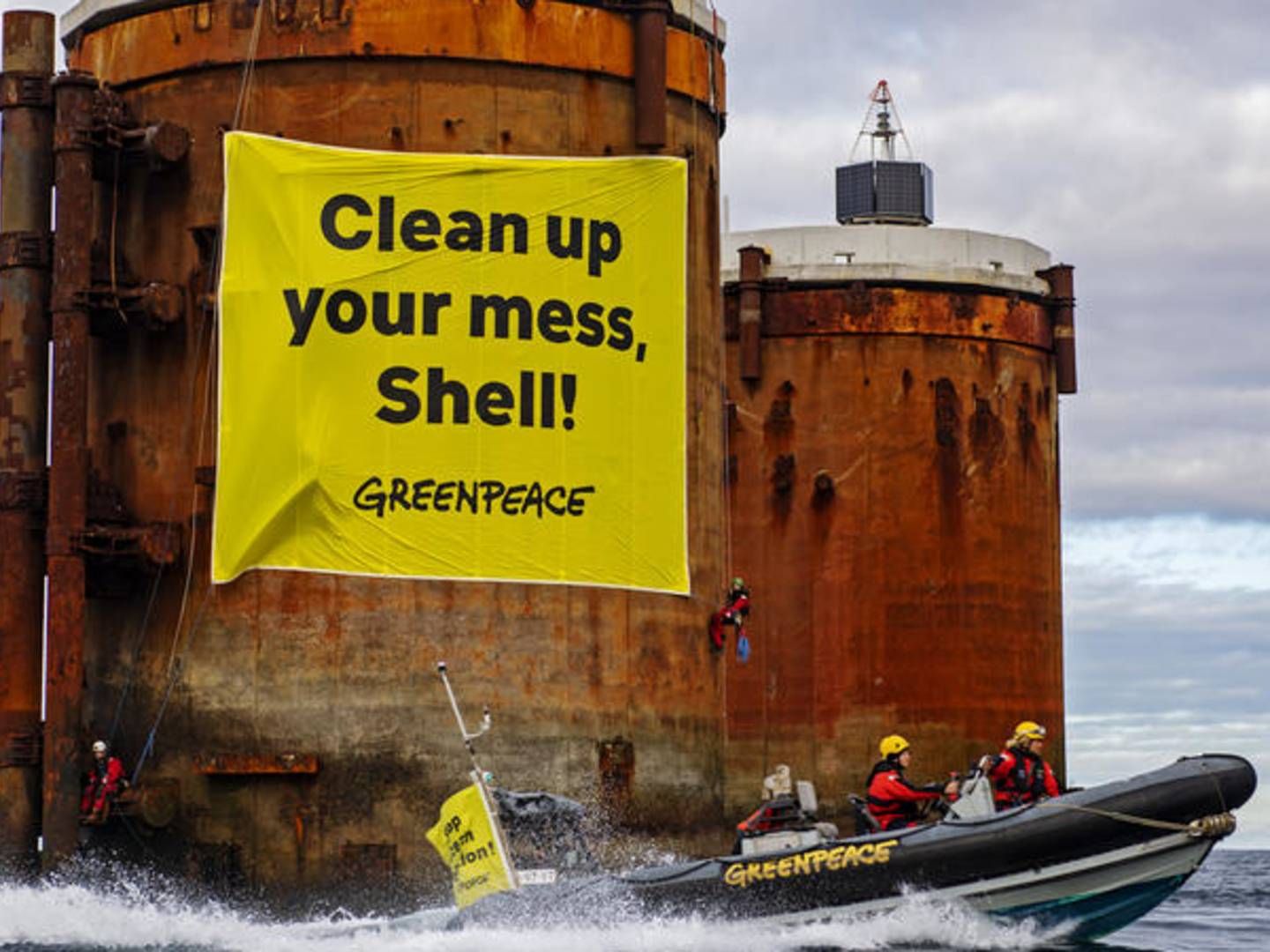 Set fra miljøorganisationen Greenpeaces side er der ingen tvivl om, hvad Shell bør gøre med sin Brent Bravo-platform. Men hos olieselskabet er opfattelsen næsten den diamentralt modsatte. | Foto: GREENPEACE/Greenpeace Germany