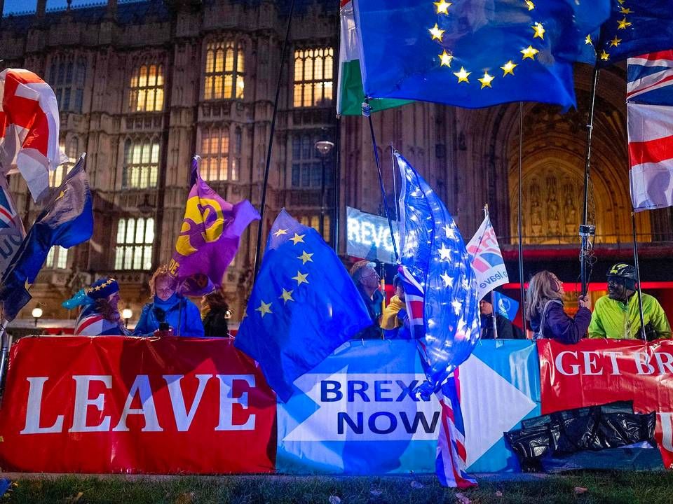 Modstandere og tilhængere af brexit med bannere og flag foran det Britiske Parlament i London 21. oktober 2019. | Foto: Tolga Akmen / AFP / Ritzau Scanpix