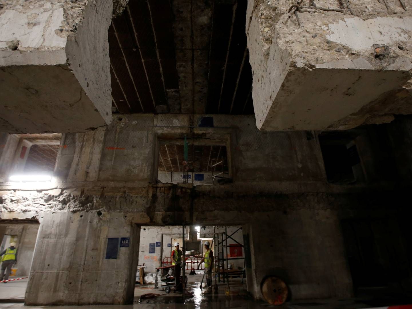 Teknikere arbejder på Interxions datacenter i Marseille, Frankrig, som er bygget i en tysk ubådsbunker fra Anden verdenskrig. | Foto: JEAN-PAUL PELISSIER/REUTERS / X00211