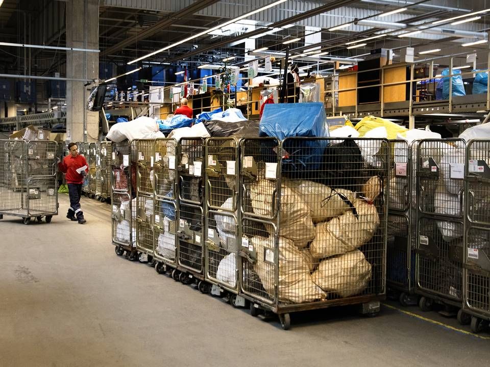 Hver dag sorterer Postnord 38.000 pakker fra Kina på det internationale postcenter i Kastrup Lufthavn. Fra 2021 skal alle pakker momsbehandles. | Foto: Finn Frandsen