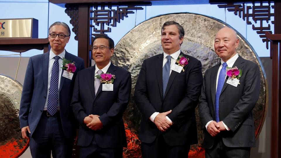 Beigenes grundlægger og adm. direktør John Oyler står som nr. 2 fra højre sammen med gæster, da firmaet debuterede i Hong Kong i 2018. Nu sælger biotekselskabet en femtedel af virksomheden til amerikanske Amgen. | Foto: BOBBY YIP/REUTERS / X00306