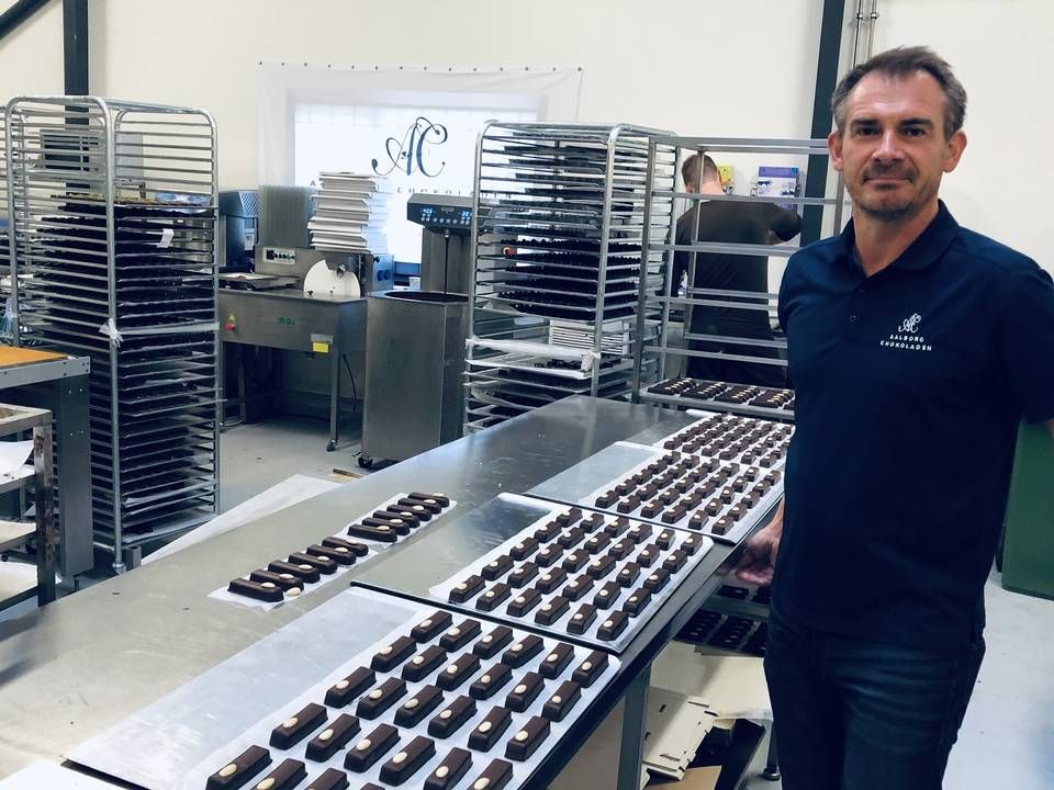 John Aslak Jensen i chokoladeproduktionen hos Aalborg Chokolade. | Foto: Ida Gaunø Scheel-Bech