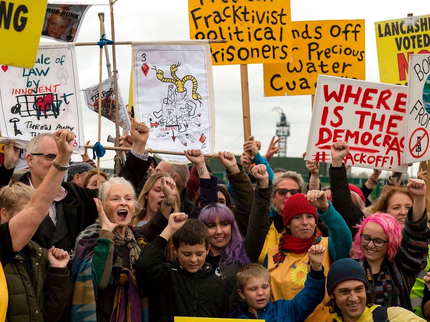 Anti-fracking demonstranterne i Storbritannien kan nu glæde sig over, at regeringen sætter en midlertidig stopper for boringsprojekter efter skifergas. | Foto: Oli Scarff/AFP/Ritzau Scanpix