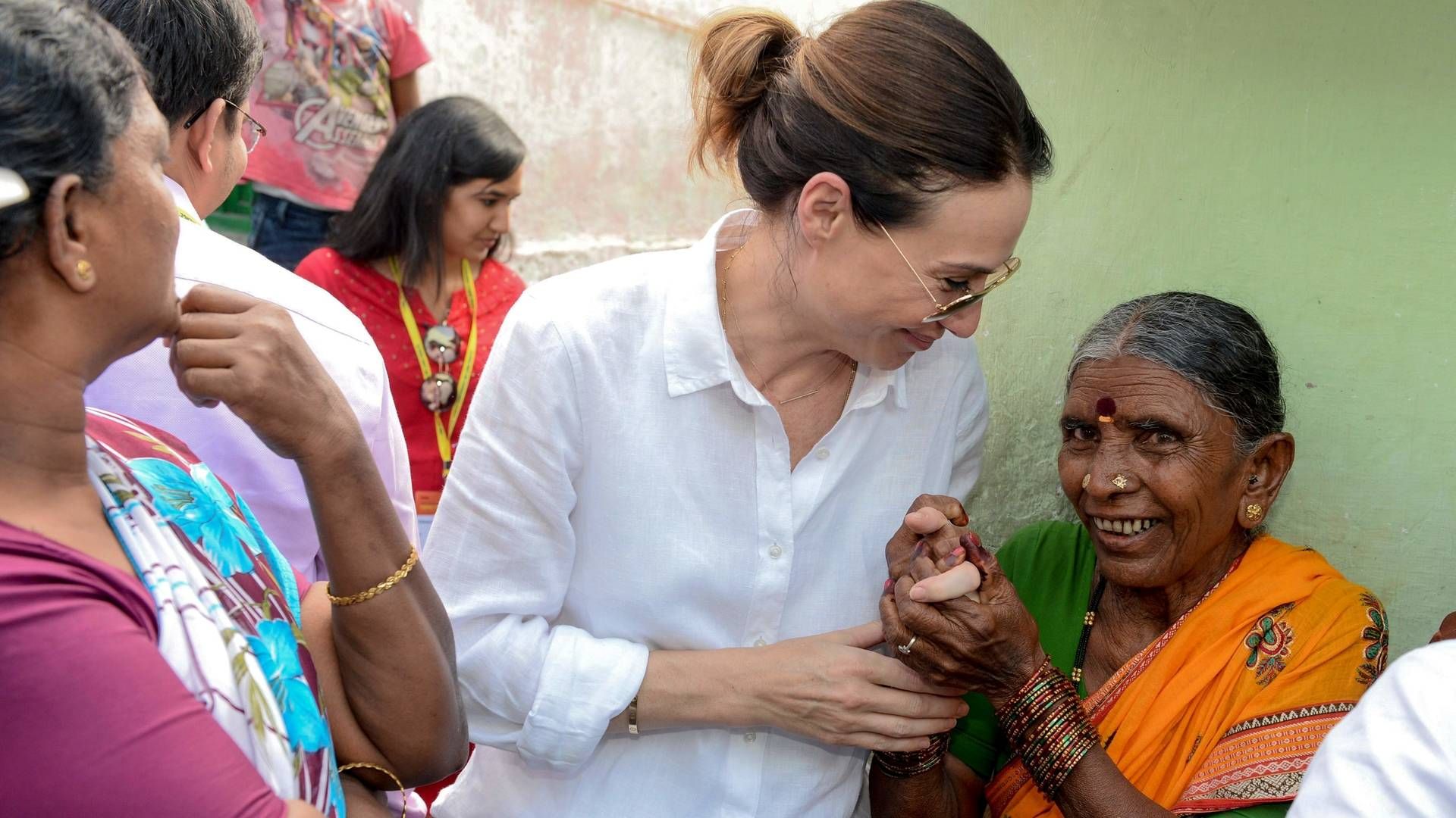 Den britiske skuespiller Claire Forlani er ambassadør for den internationale union mod tuberkulose og har netop været i Indien for at møde overlevende tuberkulose-patienter. GSK håber med en række partnere at få en vaccine klar mod sygdommen. | Foto: NOAH SEELAM/AFP / AFP