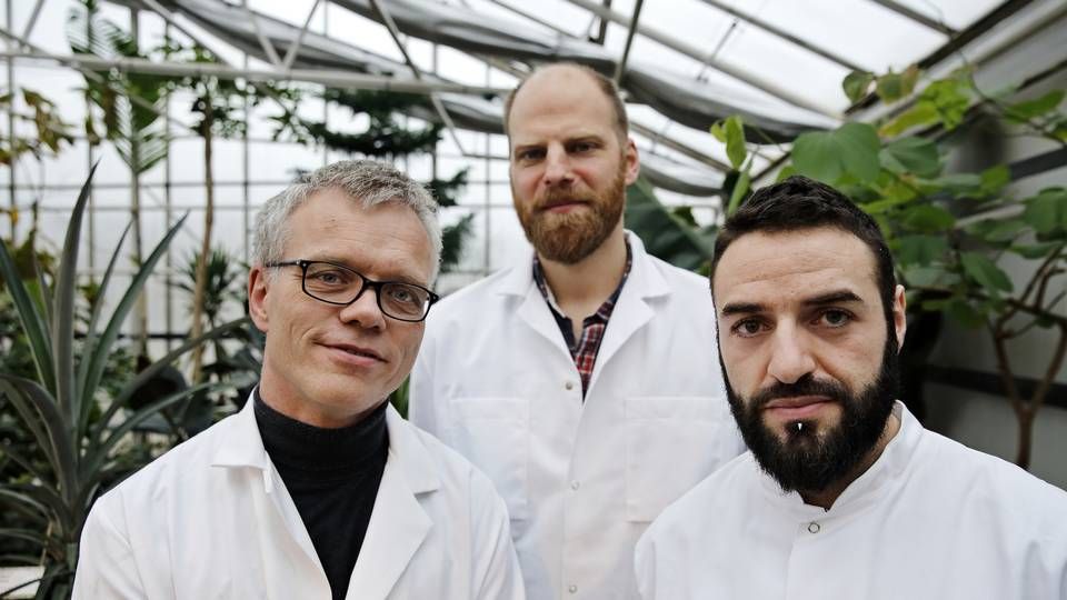 Claus Felb, chef for biotekforskning i Novo Nordisk Fonden (tv.), fortæller, at fonden er klar til at lade "en væstenligt" del af de 5 mia. kr. Novo Nordisk Fonden årligt investerer gå til forskning i nye løsninger inden for bl.a. fødevareproduktion. | Foto: Jens Dresling / Ritzau Scanpix