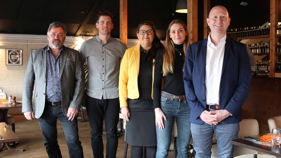 Piet Klein (th) sammen med familien Rosenfeldt Sunddal, der har stiftet Restaurant Flammen. Fra venstre ses Flemming, Martin, Ketty og Kristina. | Foto: PR/Restaurant Flammen