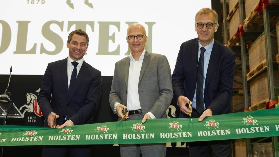 Sebastian Holtz, adm. direktør i Carlsberg Tyskland, borgmester Sebastian Holtz og Michael Hinrichs, produktionsdirektør i Carlsberg Group, kunne mandag åbne det nye Holsten-bryggeri i Hamborg. | Foto: PR / Carlsberg