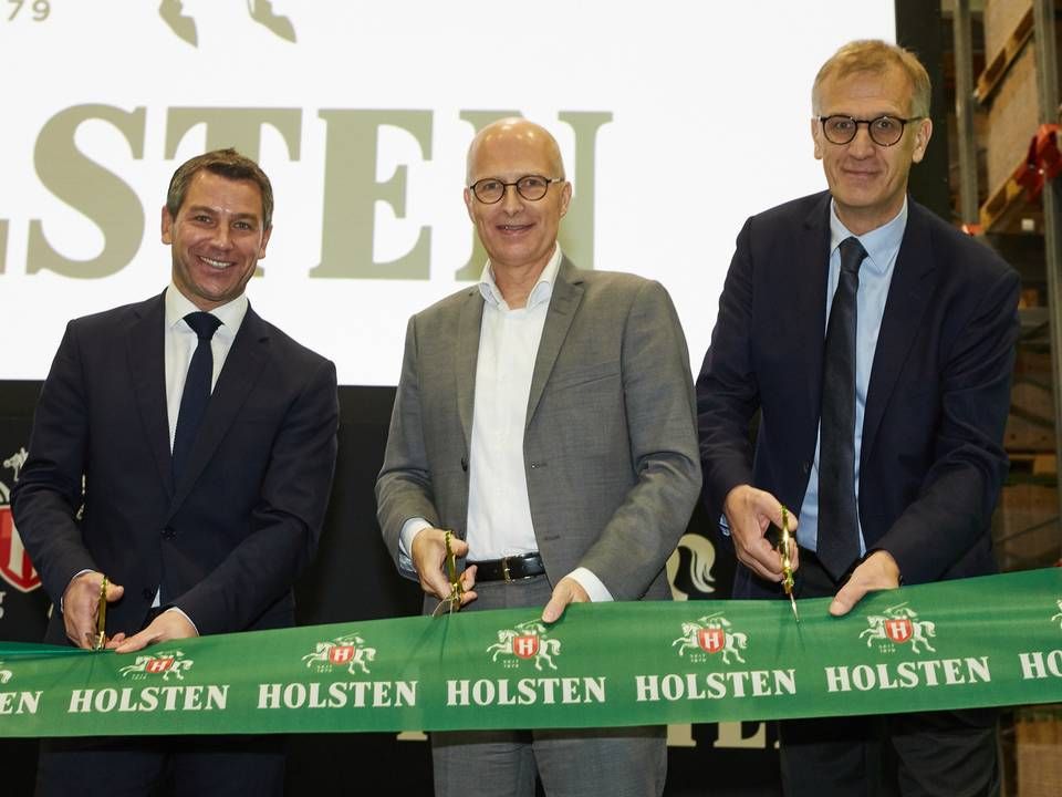 Sebastian Holtz, adm. direktør i Carlsberg Tyskland, borgmester Sebastian Holtz og Michael Hinrichs, produktionsdirektør i Carlsberg Group, kunne mandag åbne det nye Holsten-bryggeri i Hamborg. | Foto: PR / Carlsberg