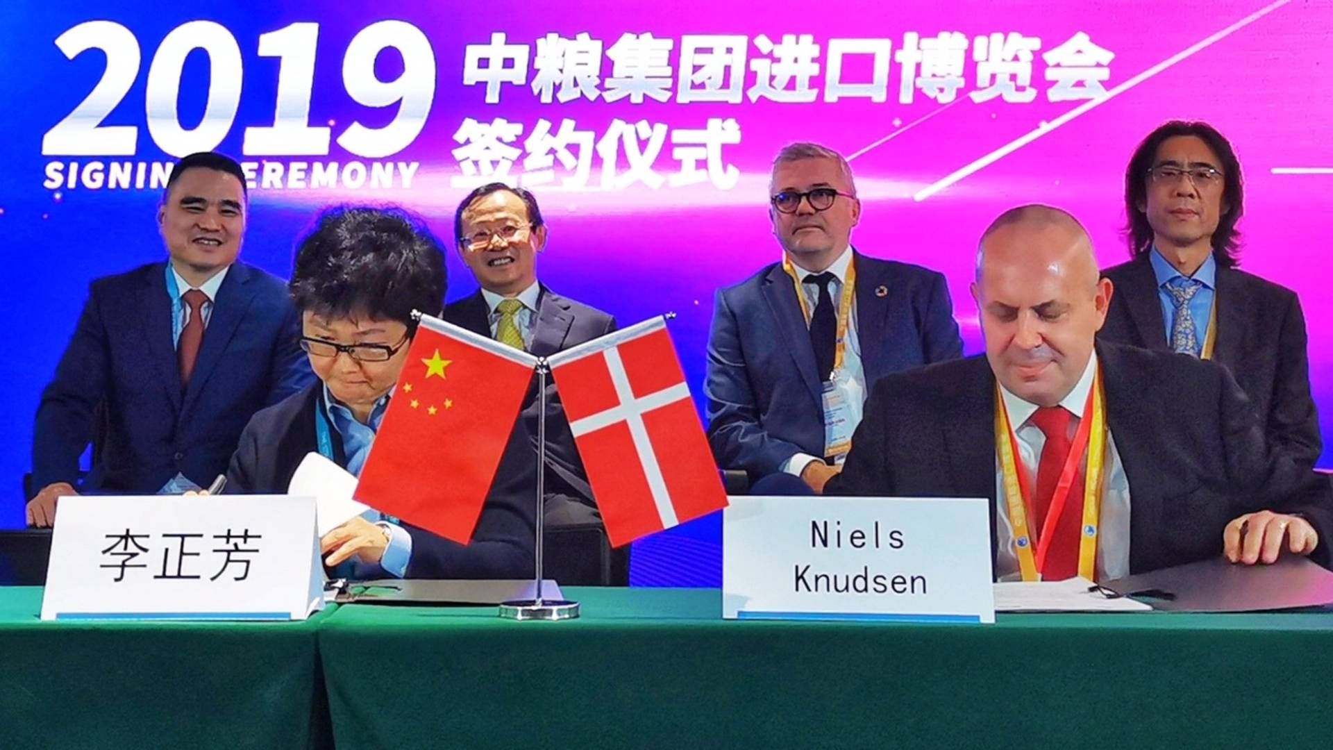 Niels Knudsen, Danish Crowns salgsdirektør i Kina, underskriver millionaftalen med Kinas største fødevarevirksomhed Cofco | Foto: Danish Crown / PR