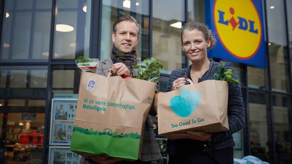 Mette Lykke, adm. direktør i Too Good To Go, og Marcus Gustafsson, salgsdirektør for Lidl, har indgået en aftale, så kunderne fra 18. november kan købe overskudsmad i alle Lidls butikker. | Foto: PR