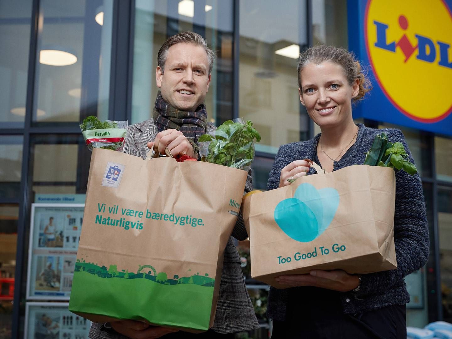 Mette Lykke, adm. direktør i Too Good To Go, og Marcus Gustafsson, salgsdirektør for Lidl, har indgået en aftale, så kunderne fra 18. november kan købe overskudsmad i alle Lidls butikker. | Foto: PR