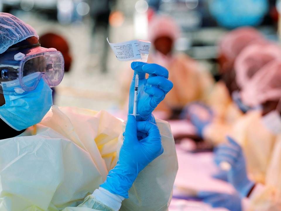 En sundhedsarbejder i Goma, DR Congo, fylder en kanyle med ebolavaccine. | Foto: Baz Ratner / Reuters / Ritzau Scanpix