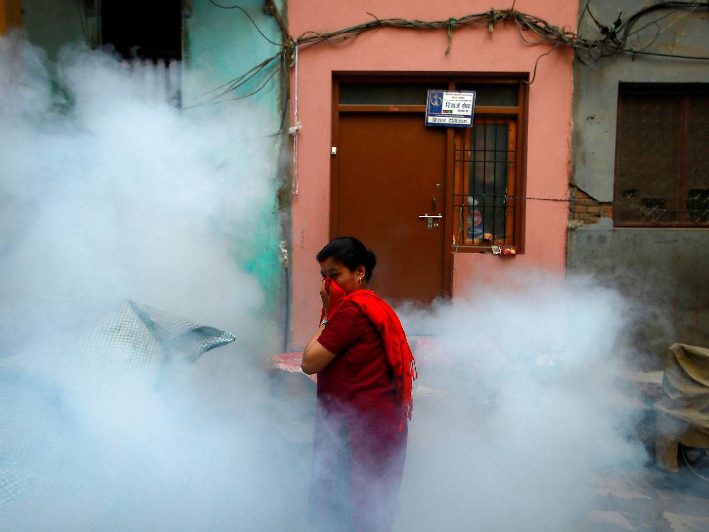 I Kathmandu i Nepal har man været i fuld gang med at sprøjte mod denguefeber og andre myggebårne virusser i efteråret. | Foto: Navesh Chitrakar / Reuters / Ritzau Scanpix