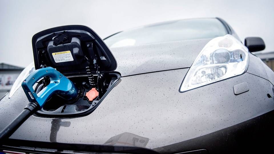 På billedet lades en Nissan Leaf op ved en Clever-ladestander. Nu byder en ny dansk spiller sig ind på opladning af elbiler - og dét med store ambitioner. | Foto: Thomas Lekfeldt/Ritzau Scanpix
