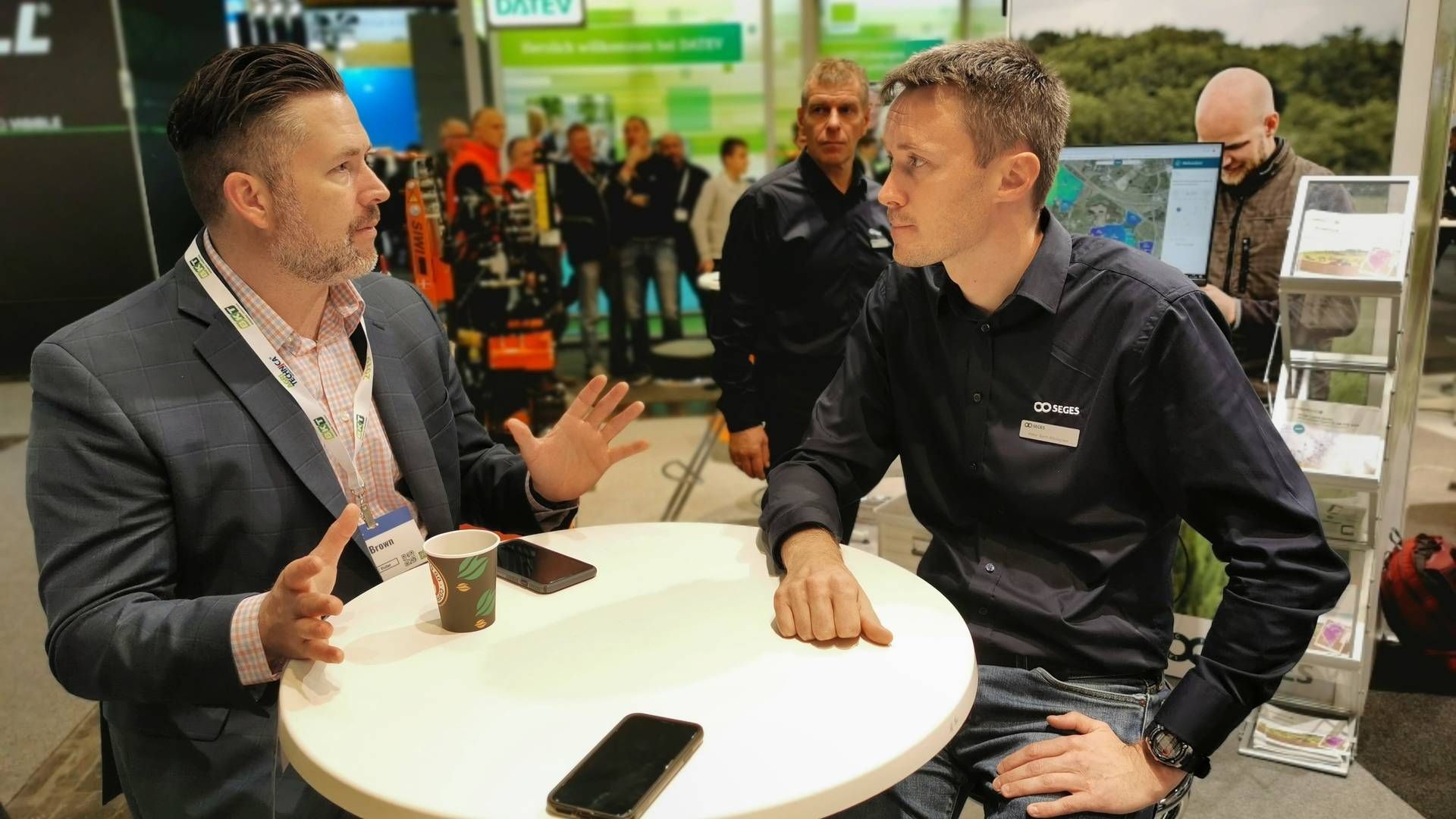 Peter Bach Nikolajsen (th) er konsulent i Seges og står ved videnscentrets stand til landbrugsmessen Agritechnica for at lære mere om potentielle udenlandske kunder. | Foto: Peter Høyer/Watch Medier