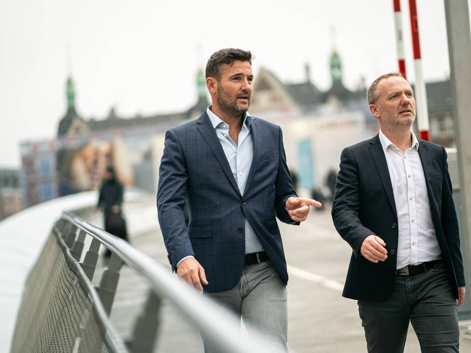 Fra venstre: Jørgen Christian Juul, stifter og adm. direktør i Cardlay, og Mads Krumhardt, adm. direktør for SEB Kort. | Foto: PR/Cardlay