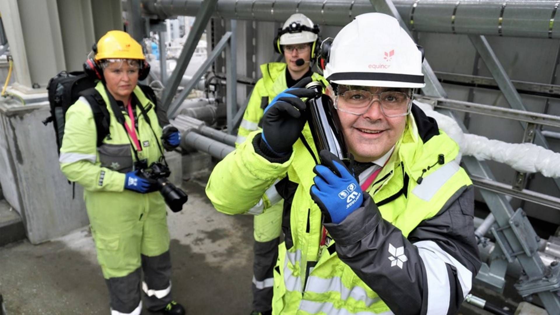 Olieminister Kjell-Børge Freiberg med den første olie fra Johan Sverdrup-feltet. Nu kan han snart igen modtage olie fra Tor. | Foto: Peder Qvale/OED