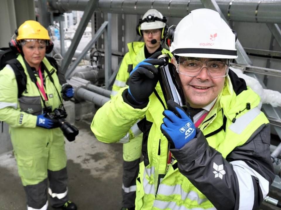 Olieminister Kjell-Børge Freiberg med den første olie fra Johan Sverdrup-feltet. Nu kan han snart igen modtage olie fra Tor. | Foto: Peder Qvale/OED