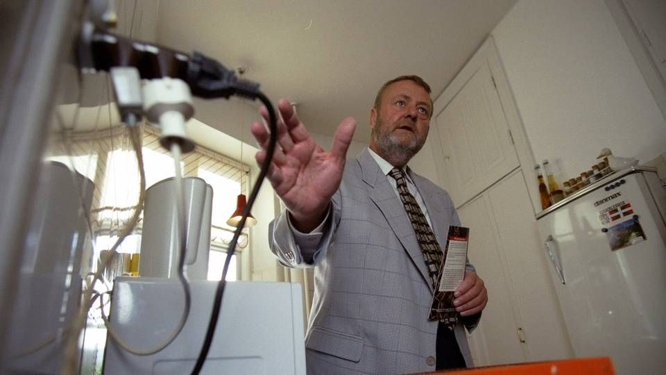 Daværende boligminister Ole Løvig Simonsen (S) tjekker elinstallationerne i en ældre lejlighed på Frederiksberg i 1997. | Foto: Morten Langkilde / Politiken