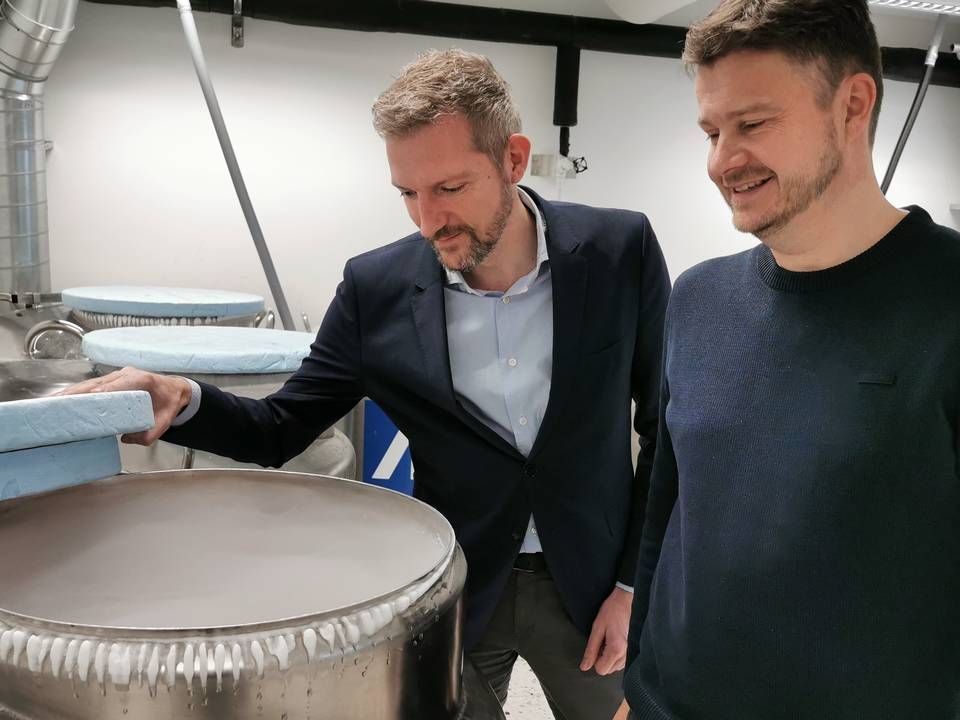 Chef for forretningsudvikling, David Stenkær Ravnkilde (tv), og avls- og produktionschef, Lars Nielsen (th), i VikingGenetics. | Foto: Peter Høyer/Watch Medier