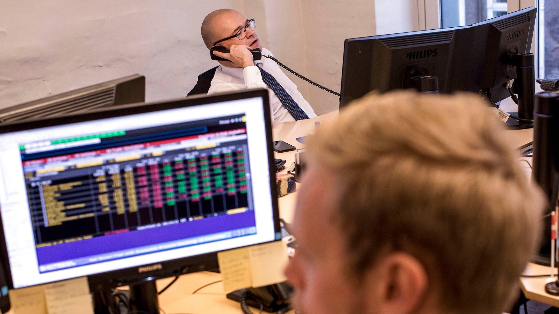 Maj Invest Head of Equities Kurt Kara on the phone in the back. | Photo: Bidstrup Stine/Ritzau Scanpix