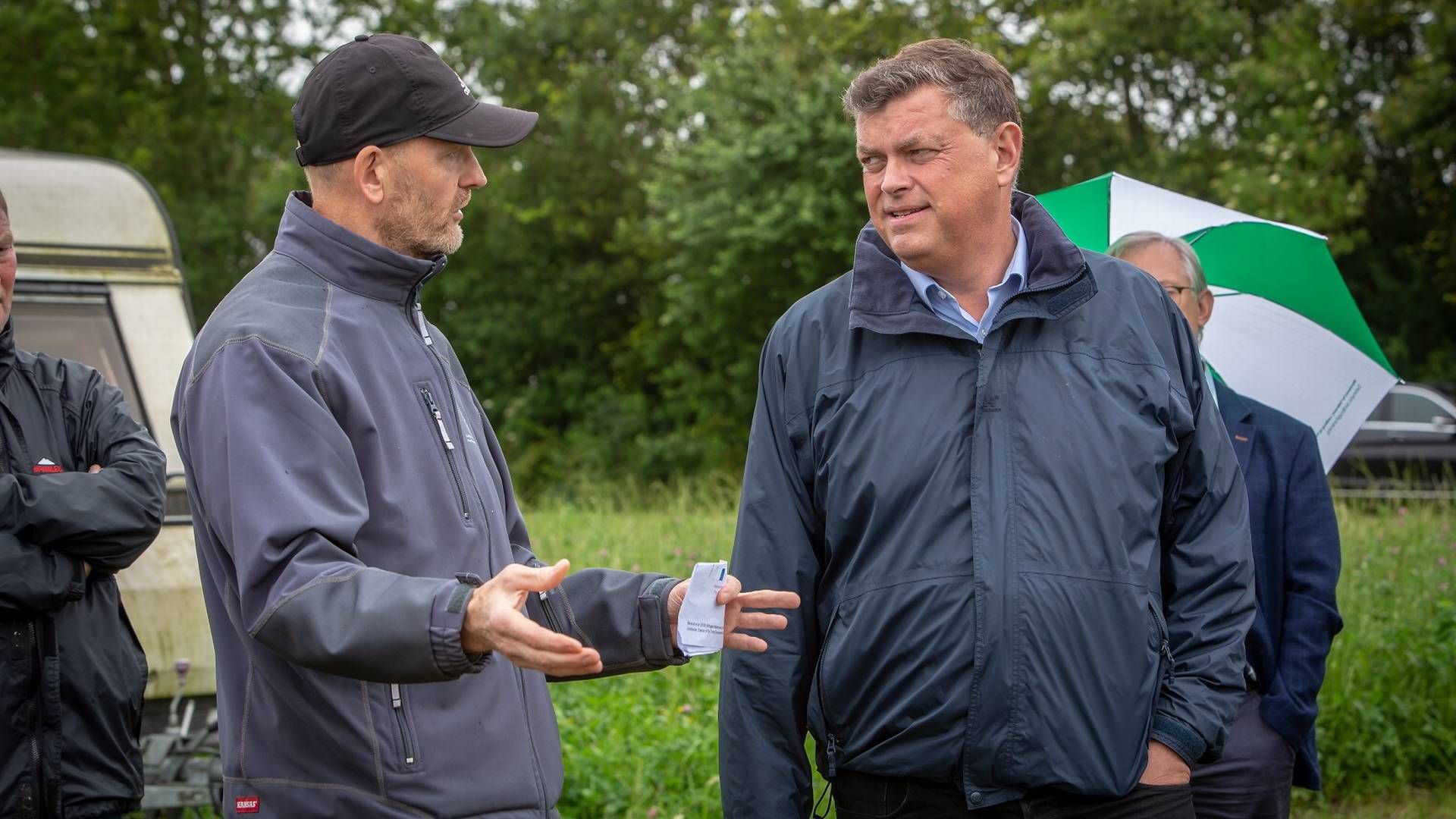 I juli besøgte fødevareminister Mogens Jensen (th.) test-græsraffinaderiet AU Foulum | Foto: PR-Foto Miljø- og Fødevareministeriet