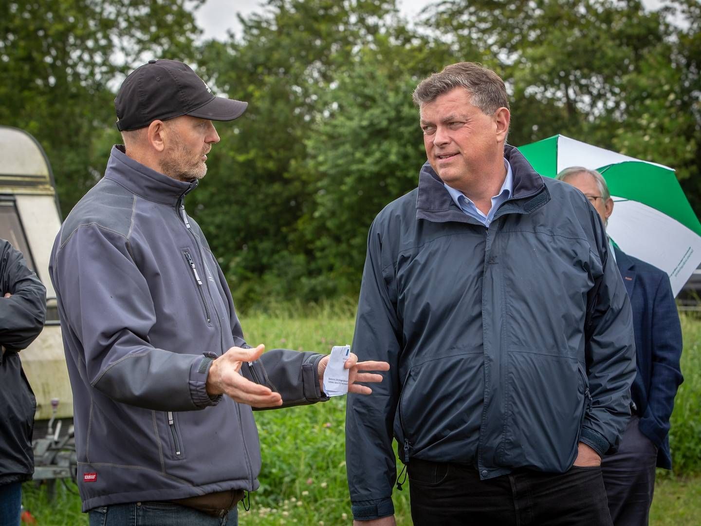 I juli besøgte fødevareminister Mogens Jensen (th.) test-græsraffinaderiet AU Foulum | Foto: PR-Foto Miljø- og Fødevareministeriet