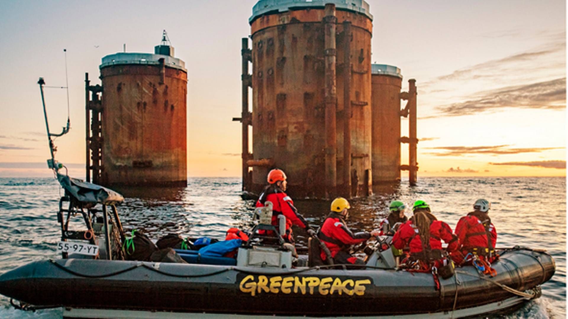 Var det i orden, da demonstranter fra Greenpeace klatrede op på et par af de platforme, som hører til det udslidte Brent-felt? Det skal retten i Skotland nu undersøge, efter at Shell har lagt sag an imod miljøorganisationen. | Foto: Martin van Dijl/Greenpeace