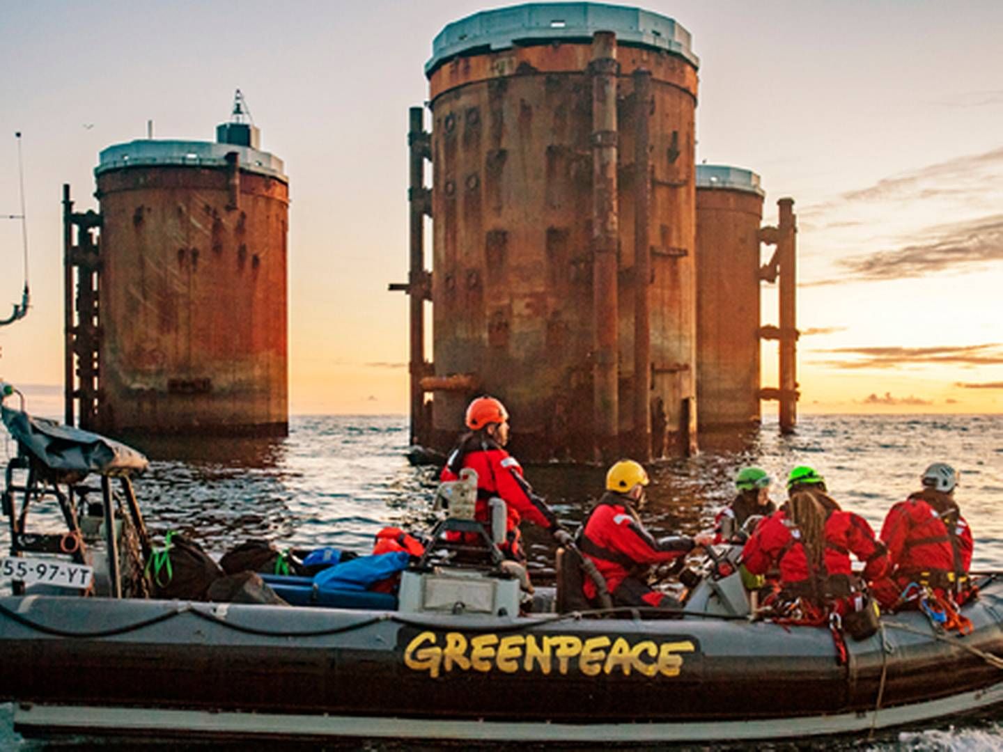 Var det i orden, da demonstranter fra Greenpeace klatrede op på et par af de platforme, som hører til det udslidte Brent-felt? Det skal retten i Skotland nu undersøge, efter at Shell har lagt sag an imod miljøorganisationen. | Foto: Martin van Dijl/Greenpeace