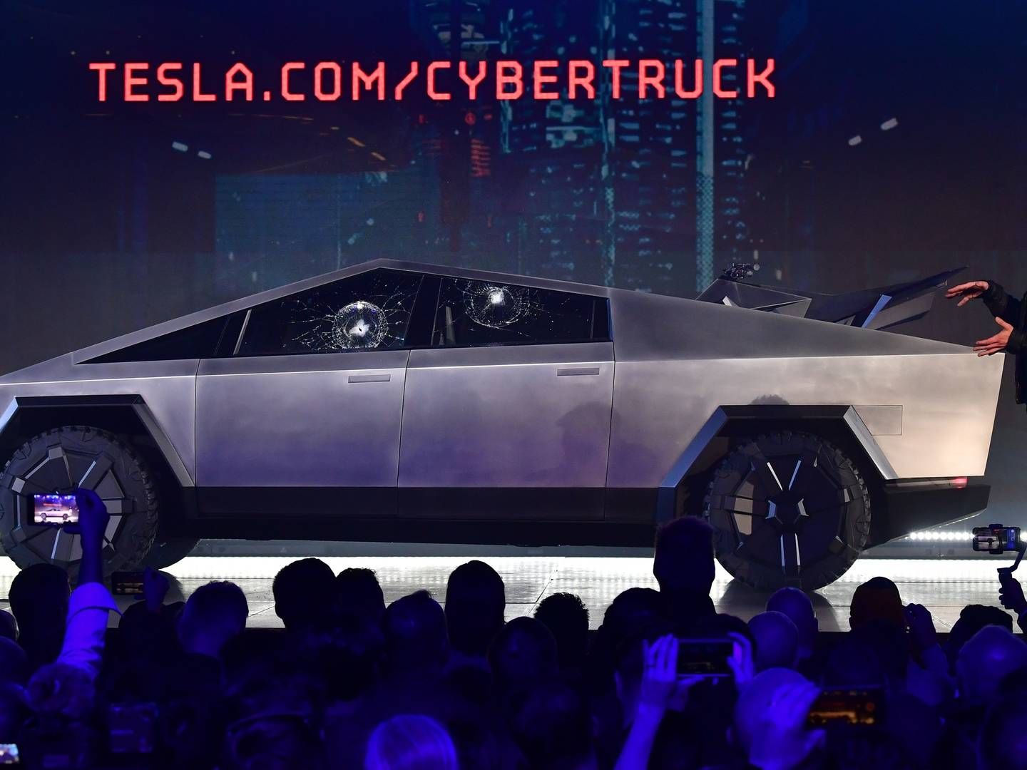 Elon Musk viser det nyeste skud på Tesla-stammen frem: En pick-up Cybertruck. | Foto: FREDERIC J. BROWN/AFP / AFP