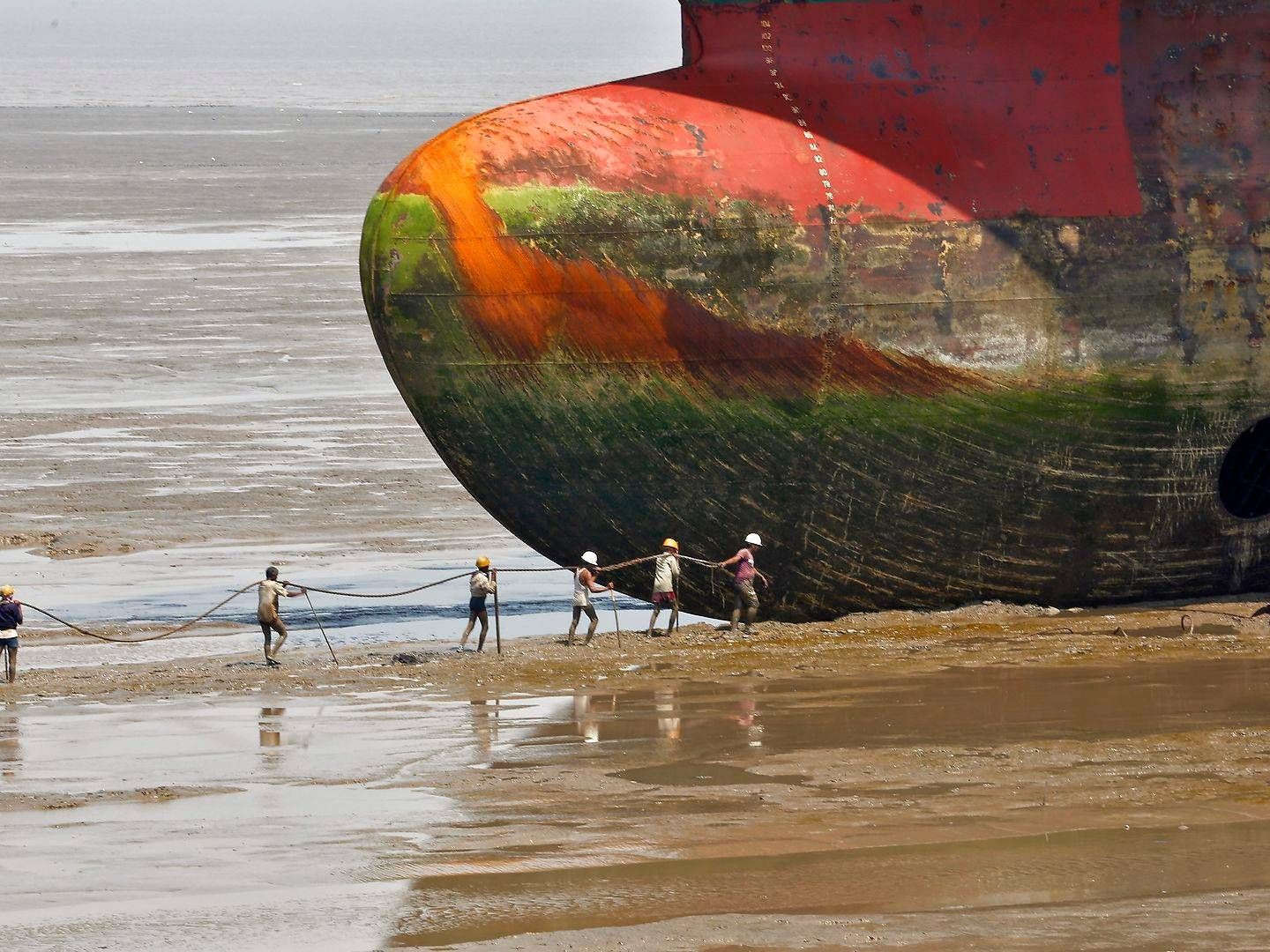 Skibene i indiske Alang bliver ophugget i tidevandszonen. Billedet her er fra 2015.