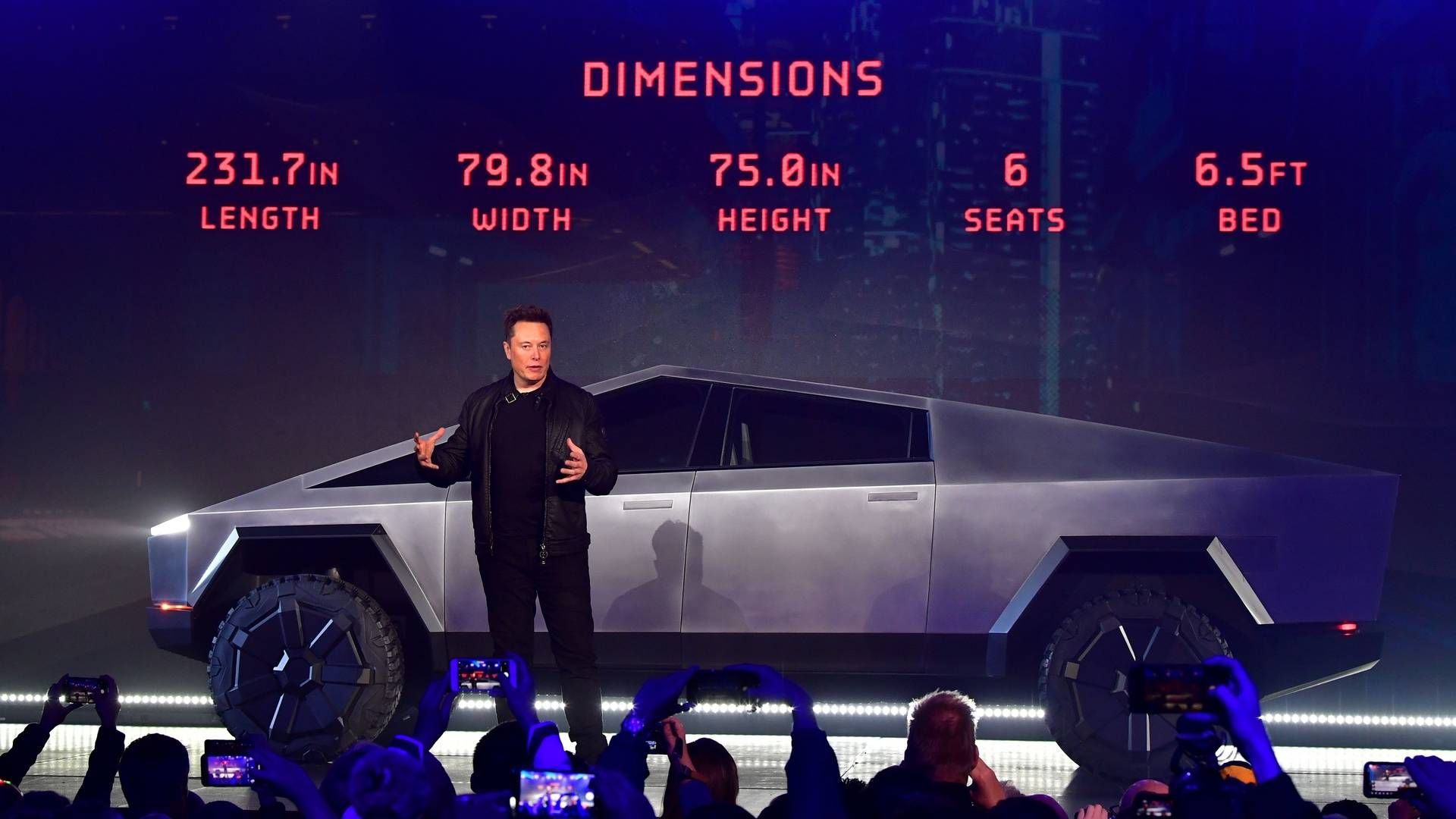 Grundlægger og adm. direktør Elon Musk præsenterer den kommende elbil, Tesla Cybertruck, som skal konkurrere med de 6.500 pickup trucs med forbrændingsmotorer, der dagligt sælges i USA. | Foto: FREDERIC J. BROWN/AFP / AFP