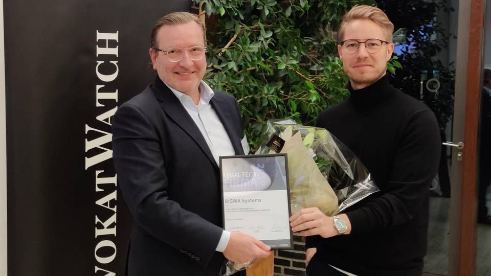 Søren Kirketerp (tv.) modtog på vegne af Risma prisen, som blev overrakt af sidste års vinder, Niels Martin Brøchner fra Contractbook. | Foto: PR