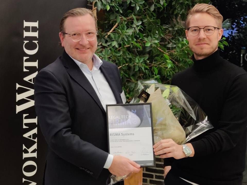 Søren Kirketerp (tv.) modtog på vegne af Risma prisen, som blev overrakt af sidste års vinder, Niels Martin Brøchner fra Contractbook. | Foto: PR