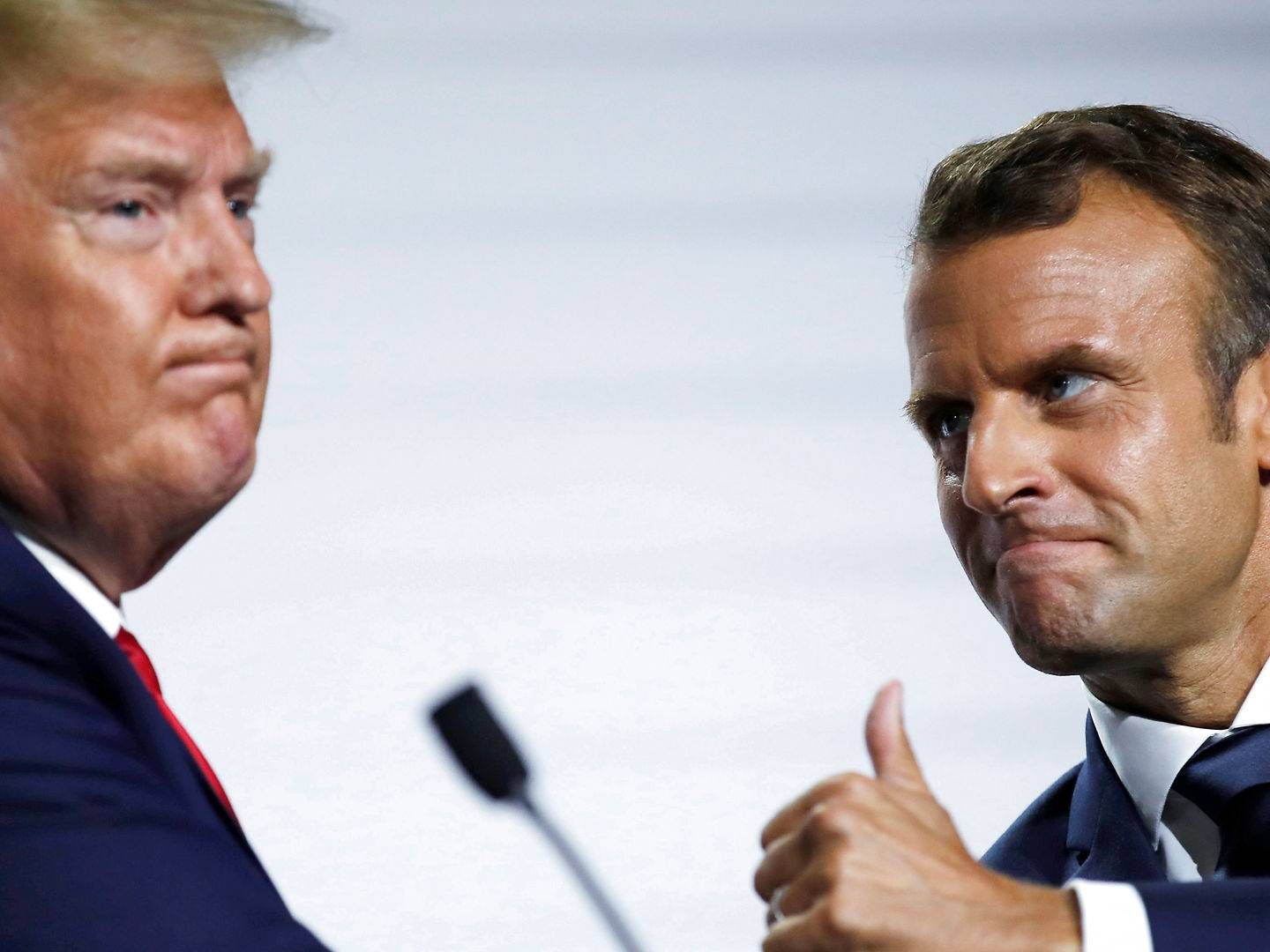 Præsident Donald Trump (tv) har indtil nu tilladt, at den franske præsident Emmanuel Macron pålægger mange amerikanske teknologi-selskaber en ekstraskat i forsøget på at komme international skattespekulation til livs. | Foto: Carlos Barria/Reuters/Ritzau Scanpix