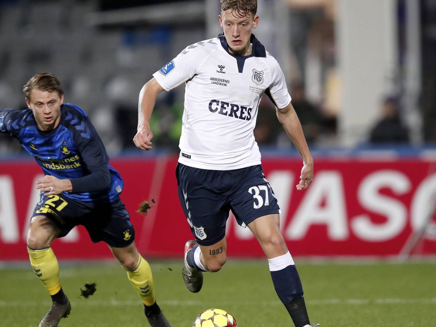 AGF's Sebastian Hausner og Brøndby IF's Simon Hedlund i superligakampen 24. november, der endte 2-1. Nu kan et nyt Aarhus-stadion blive en realitet, hvis den fornødne opbakning er til stede. | Foto: Jens Dresling