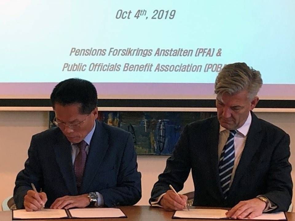 Gyeong-Ho Han, adm. direktør i Poba, og Allan Polack, adm. direktør i PFA, skrev i oktober under på en investeringsaftale mellem parterne. | Foto: PR/PFA