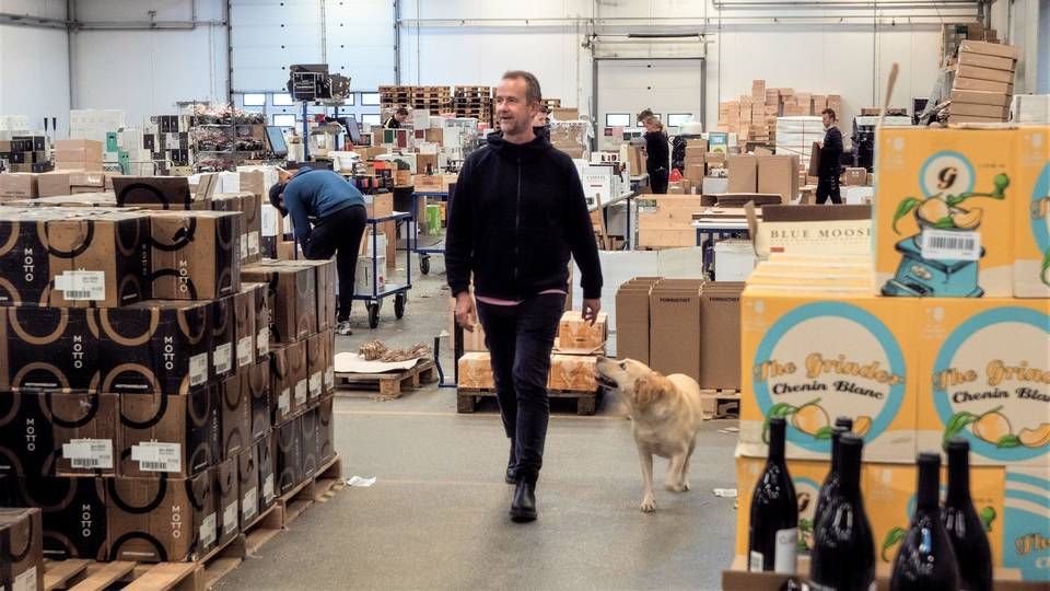 Thomas Pedersen, adm. direktør og medejer i Winefamly, følges på gåtur med sin labrador Manning til arbejde hver dag. | Foto: PR/Winefamly