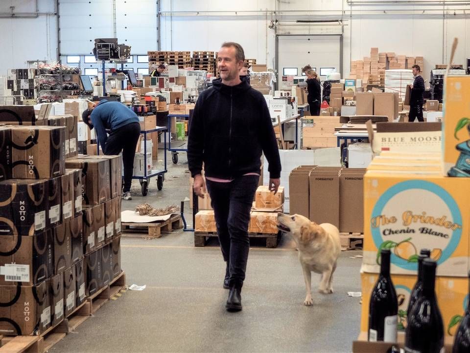 Thomas Pedersen, adm. direktør og medejer i Winefamly, følges på gåtur med sin labrador Manning til arbejde hver dag. | Foto: PR/Winefamly