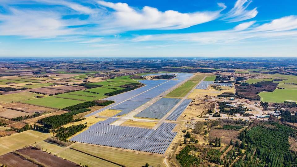 Den tidligere Vandel Flyveplads er udlagt til solcelleanlæg. De første to store anlæg, som producerer 110.000 MWh årligt, blev bygget i 2015 og 2016. Det nye solcelleanlæg, som opføres i 2020-2021, bliver Nordens største med en forventet årlig produktion på 152.000 MWh. | Foto: Be Green