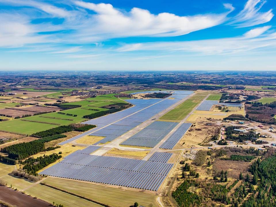 Den tidligere Vandel Flyveplads er udlagt til solcelleanlæg. De første to store anlæg, som producerer 110.000 MWh årligt, blev bygget i 2015 og 2016. Det nye solcelleanlæg, som opføres i 2020-2021, bliver Nordens største med en forventet årlig produktion på 152.000 MWh. | Foto: Be Green