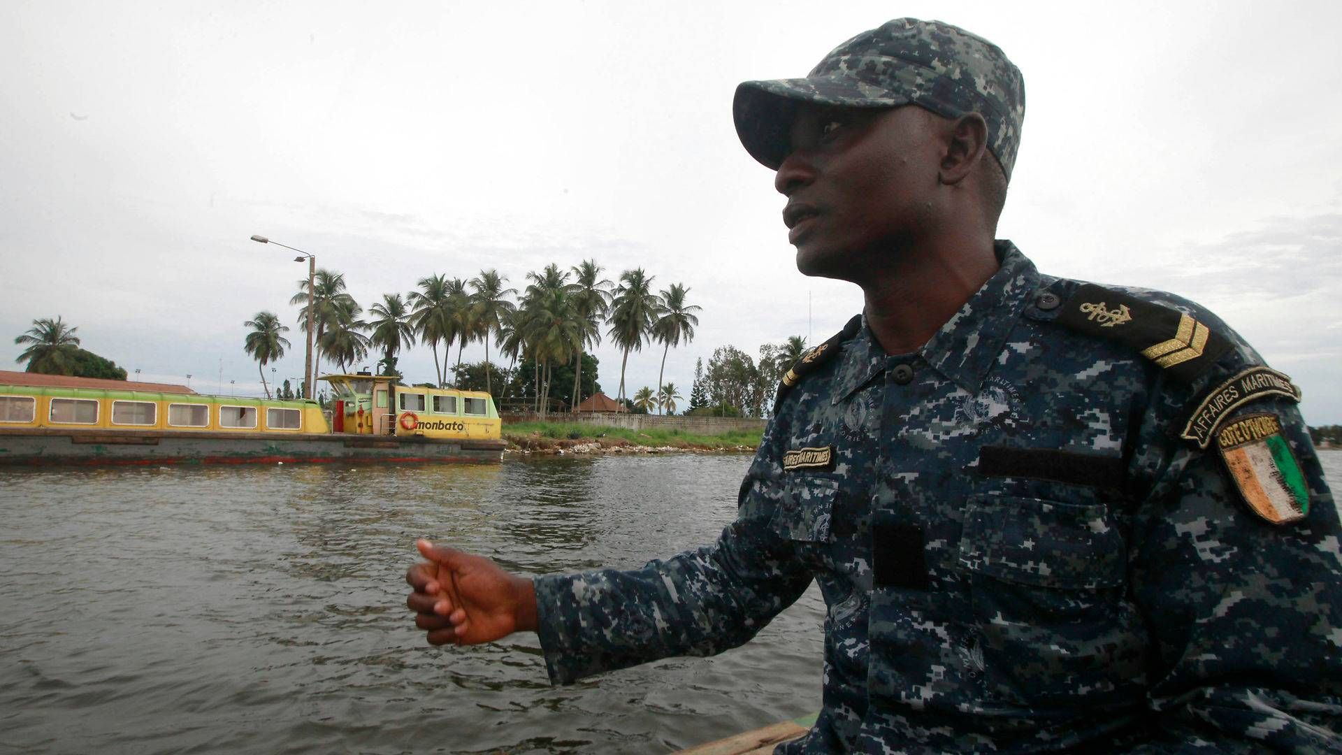 En soldat patruljerer nær Abidjan i Vestafrika. Området har de seneste måneder var ramt af flere piratangreb. | Photo: Thierry Gouegnon/Reuters/Ritzau Scanpix