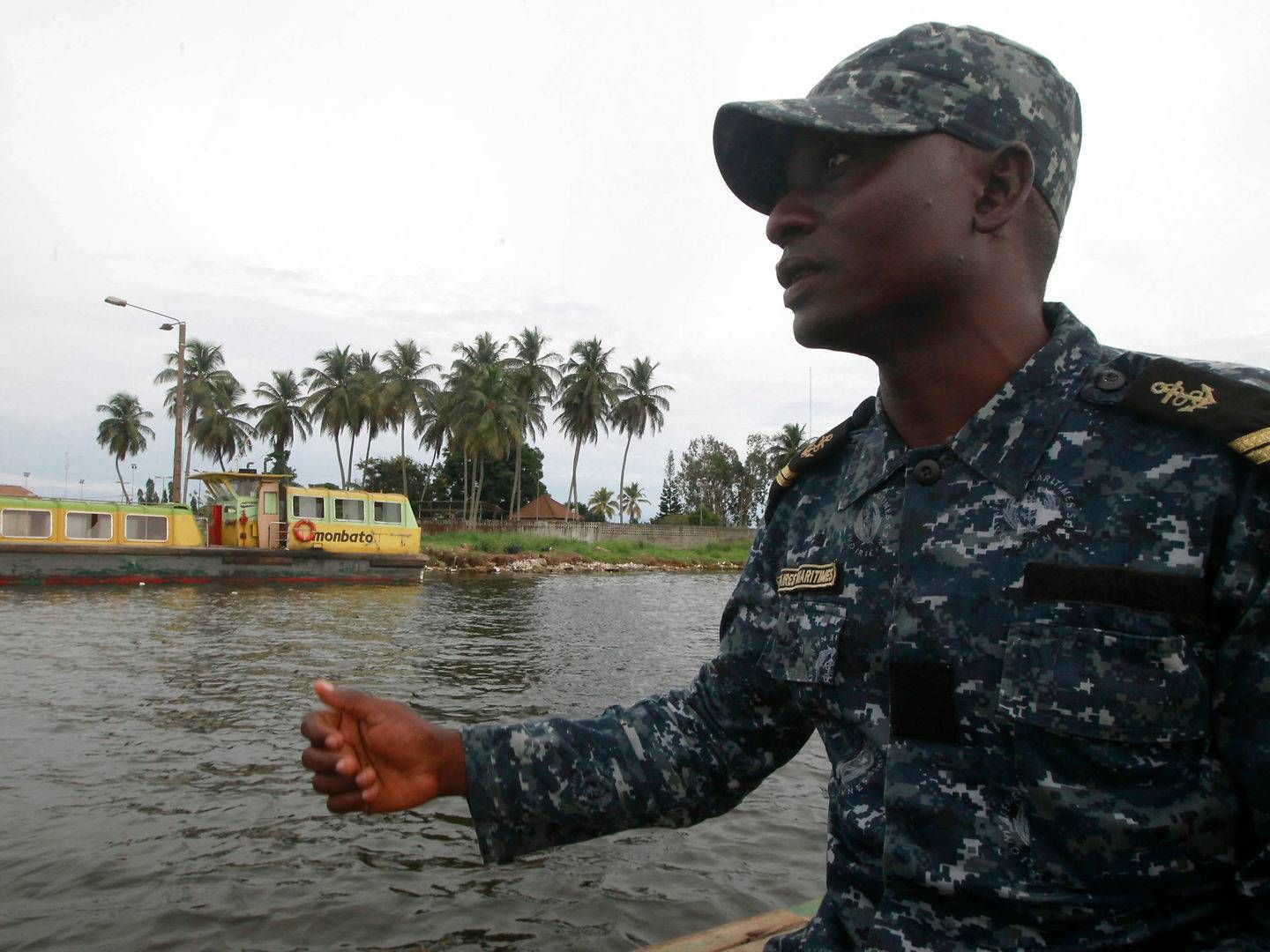 En soldat patruljerer nær Abidjan i Vestafrika. Området har de seneste måneder var ramt af flere piratangreb. | Photo: Thierry Gouegnon/Reuters/Ritzau Scanpix