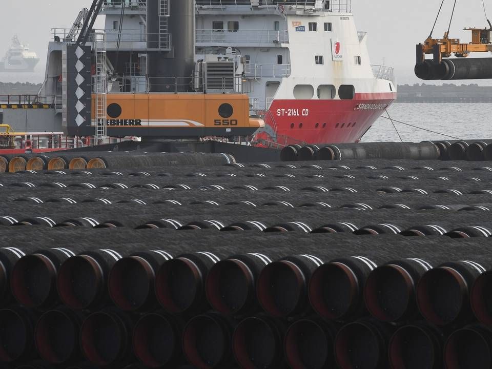 Elementer til Nord Stream 2 blev i sidste uge læsset på et skib i Rügen. | Foto: Stefan Sauer/AFP / dpa