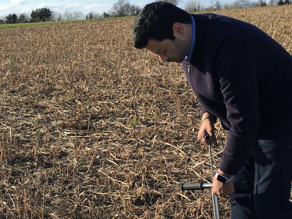 Keenan Pinto er en af medejerne i Nordetect, som her tester virksomhedens udstyr. | Foto: PR-foto Nordetect