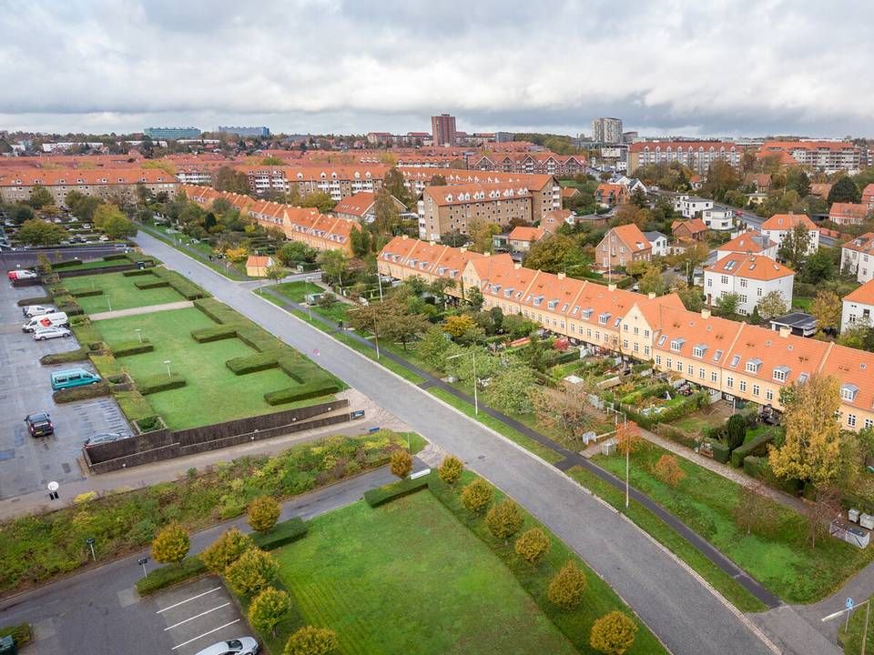 Det var under bolignøden i 1920'erne, at Aarhus' første stadsarkitekt tegnede de 44 gule rækkehuse med små, billige lejligheder, som blev bygget på Poul Martin Møllers Vej. | Foto: Colliers PR