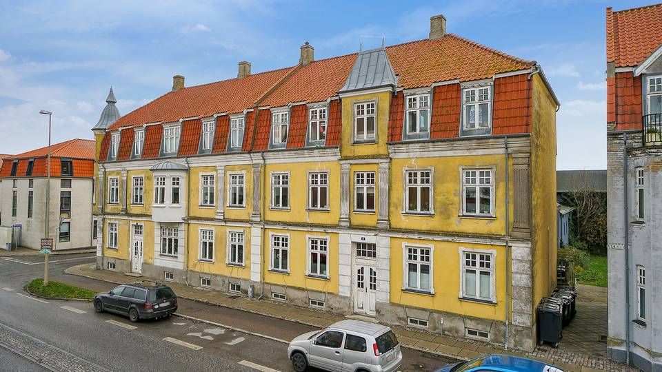 Denne nedslidte ejendom er blandt 24, som Bostad i december satte til salg. | Foto: PR / Bostad